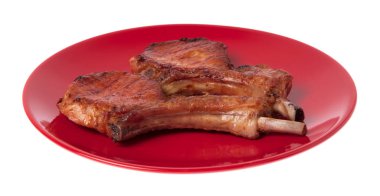 Beyaz arka planda ızgara domuz pirzolası.