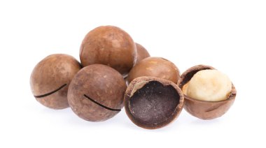 Macadamia beyaz arkaplanda izole edildi.