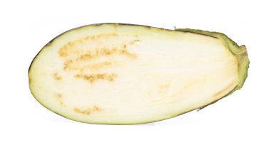 Beyaz arka planda izole edilmiş taze patlıcan kesimi