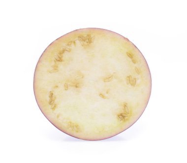 Beyaz arkaplanda izole edilmiş patlıcan kesimi