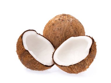 Eski kırık parçalar halinde ve beyaz arka plan üzerinde yığılmış organik hindistan cevizi meyve hindistancevizi brown