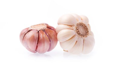 Beyaz arkaplanda sarımsak izole edilmiş.