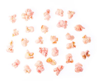 Abur cubur, pembe patlamış mısır aromalı beyaz arka planda izole edilmiş çilek.