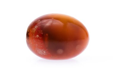 Beyaz arka plan üzerinde izole korunmuş ördek yumurta.