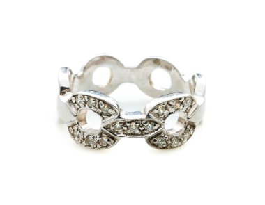 Beyaz arka planda mücevher yüzüğü..