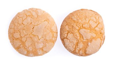 Beyaz arka planda izole edilmiş vanilyalı bisküviler..