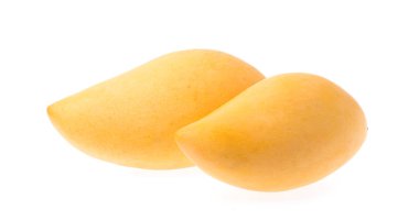 Beyaz arkaplanda yalıtılmış mango meyvesi