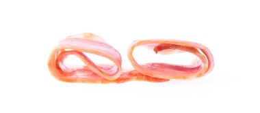 Beyaz arka plan üzerinde izole pişmemiş domuz pastırması