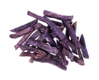 Kızarmış taro cipsi, beyaz arka planda izole edilmiş Taro çerezleri.