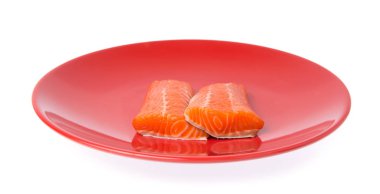 Taze Çiğ Somon Kırmızı Balık Bifteği Beyaz Arkaplanda izole edilmiş bir tabakta