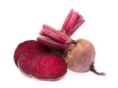 Beyaz arka plan üzerinde izole kırmızı pancar dilim