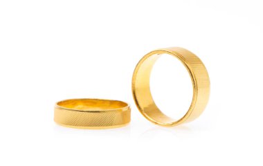 Altın yüzük beyaz arkaplanda izole edildi