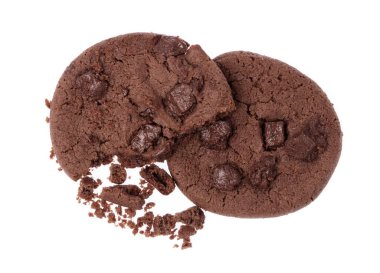 Beyaz arka planda izole edilmiş çikolata parçacıklı kurabiyeler.