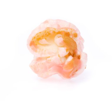 Abur cubur, pembe patlamış mısır aromalı beyaz arka planda izole edilmiş çilek.