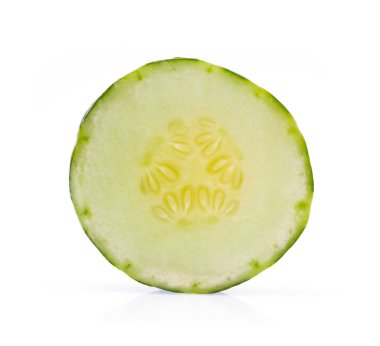 Beyaz arka plan üzerinde izole salatalık dilim