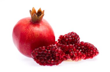 Dilimlenmiş nar beyaz arkaplanda izole