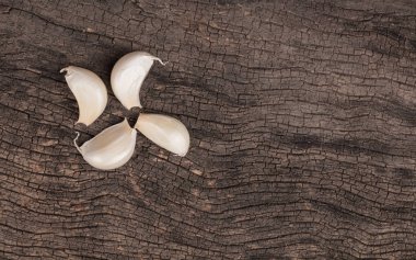 Tahta arka planda taze sarımsak.