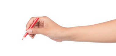 Beyaz arkaplanda el ele tutuşan renkli kalemler izole edilmiş.