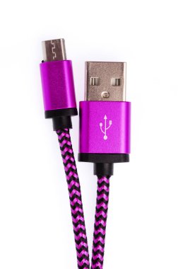 beyaz arkaplanda izole edilmiş şarj akıllı telefonu için mor Usb tip-c konnektörü