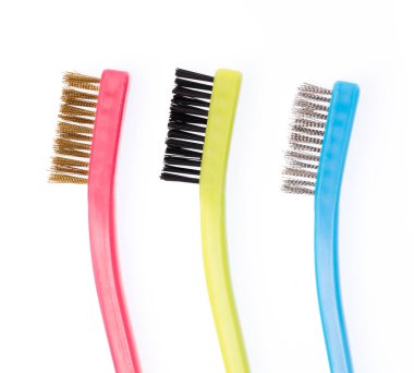 Beyaz arkaplanda izole edilmiş renkli temizlik fırçaları.