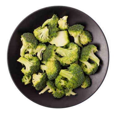 Brokoli çanağı beyaz arkaplanda izole edildi