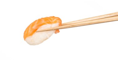 Beyaz arka planda izole edilmiş çubuklu suşi.