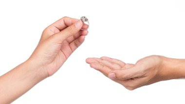 Nişan yüzüğü takan erkek, beyaz arka planda kendini izole eder.