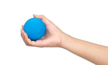 Beyaz arkaplanda el ele tutuşan plastik top