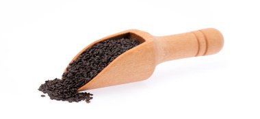 Beyaz arka planda izole edilmiş kaşık içinde limon fesleğeni tohumları