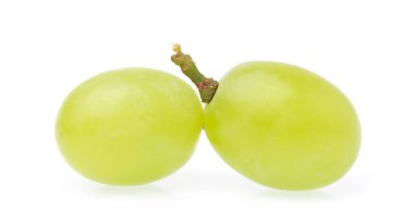 Beyaz arkaplanda izole edilmiş yeşil üzüm