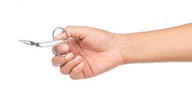 El ele tutuşan tırnak makası beyaz arka planda izole edilmiş.