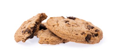 Beyaz arka planda izole edilmiş ev yapımı çikolatalı bisküviler.