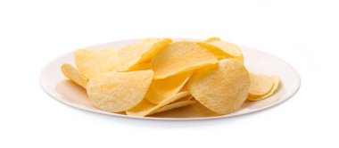 Beyaz arkaplanda izole edilmiş tabakta patates cipsi
