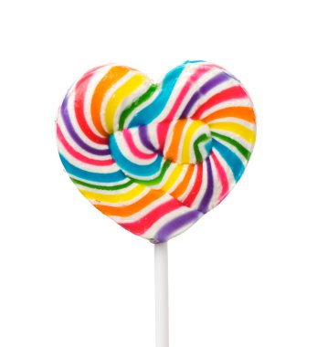Renkli kalp lolipopu beyaz arkaplanda izole edildi