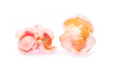 Abur cubur, pembe patlamış mısır aromalı beyaz arka planda izole edilmiş çilek.