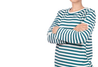 Kolları katlanmış beyaz arka planda yalnız bir kadın.