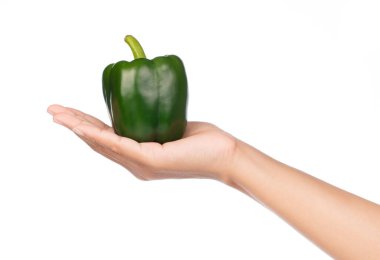 Yeşil biber beyaz arka plan üzerinde izole tutan el