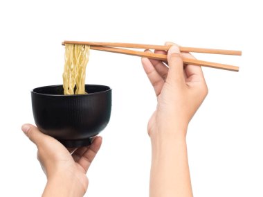 Çin vermicelli yemek çubukları ve beyaz arka planda izole edilmiş kase.