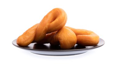 Kızarmış hamur çubuğu tabağı beyaz arkaplanda izole edilmiş..