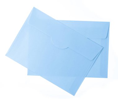 mavi zarf beyaz arkaplanda izole edildi.