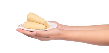 Beyaz arka planda izole edilmiş tabakta haşlanmış bambu filizleri.