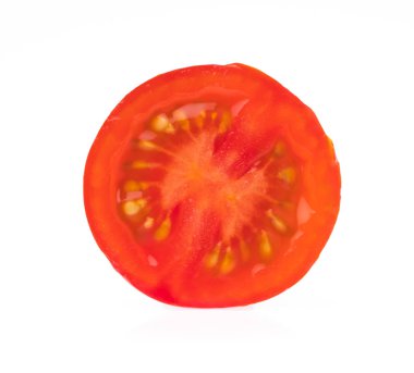 Beyaz arkaplanda izole edilmiş domates dilimi