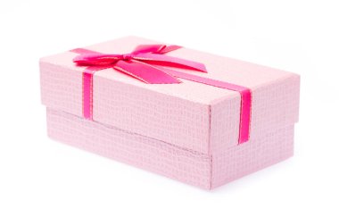 Beyaz arkaplanda izole edilmiş kurdeleli pembe hediye kutusu. 