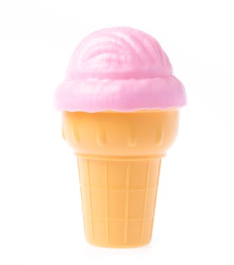 Beyaz arka plan üzerinde izole çilekli dondurma koni