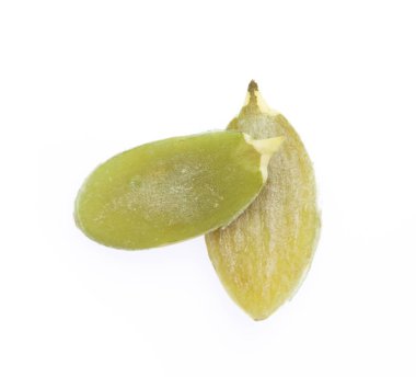 Beyaz arka planda izole edilmiş kabak tohumları