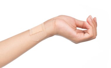 Yaralanma üzerinde el yapıştırıcı bandajları göster. Beyaz arka planda eller.