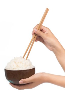 Beyaz arka planda izole edilmiş çubuklu pirinç kasesi.