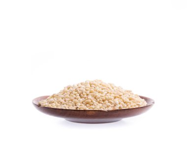 Beyaz arka planda izole edilmiş arpa pilavı tabağı