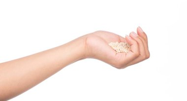 Beyaz arka planda el ele tutuşan arpa pilavı