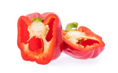 Dilimlenmiş kırmızı Bell Pepper beyaz arkaplanda izole